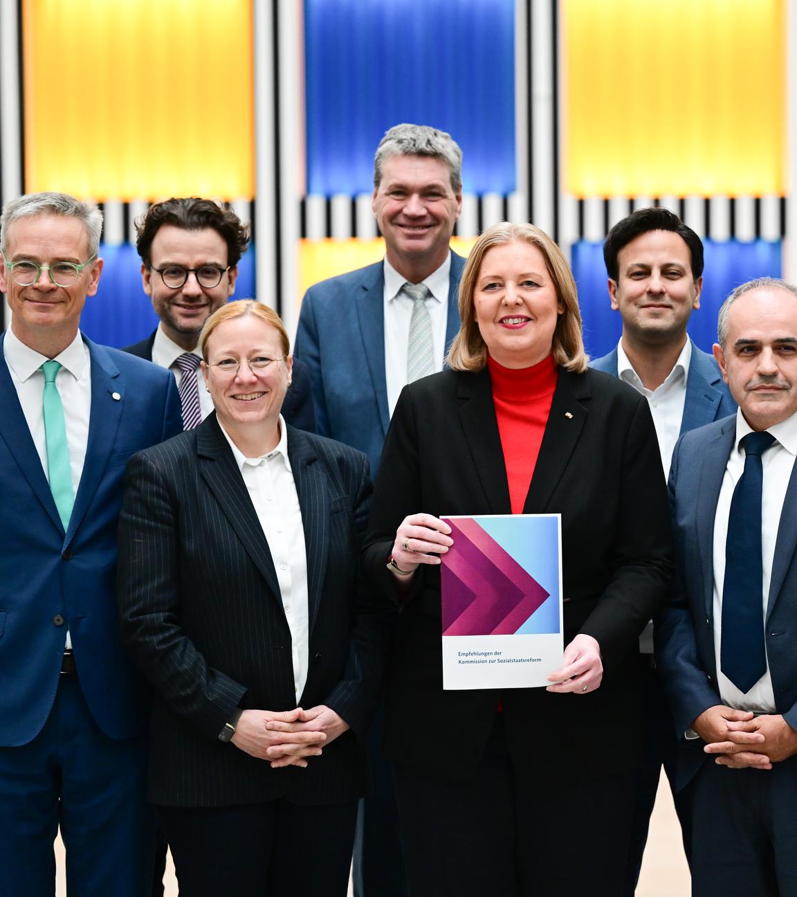 Berlin: Bärbel Bas (SPD), Bundesministerin für Arbeit und Soziales, steht während der Übergabe des Berichts der Kommission zur Sozialstaatsreform mit den Kommissionsmitgliedern im Arbeitsministerium.