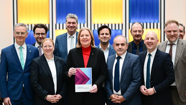 Berlin: Bärbel Bas (SPD), Bundesministerin für Arbeit und Soziales, steht während der Übergabe des Berichts der Kommission zur Sozialstaatsreform mit den Kommissionsmitgliedern im Arbeitsministerium.