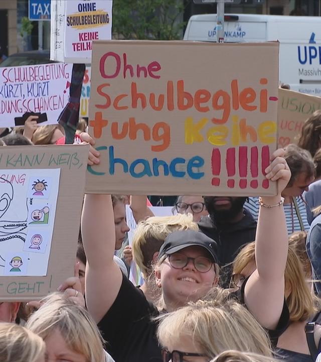 Demonstration in Hamburg zum Thema Inklusion an Schulen: Eine Person hält ein Schild mit der Aufschrift "Ohne Schulbegleeitung keine Chance" hoch.