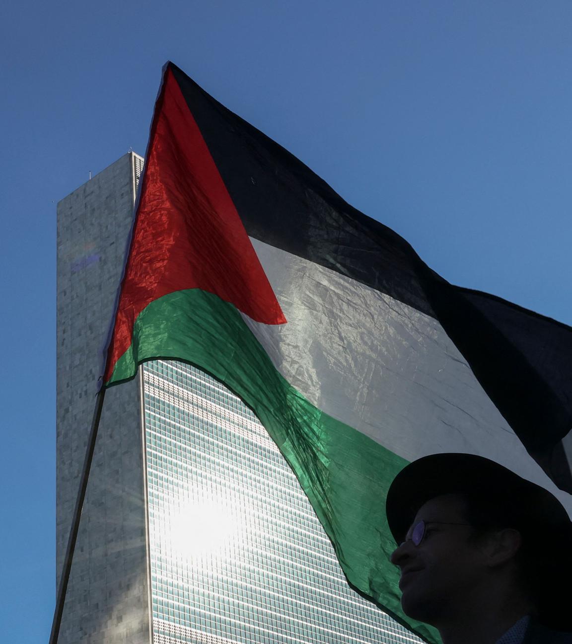 Pro-palästinensische Demonstranten versammeln sich vor dem Hauptquartier der Vereinten Nationen vor der 80. Generalversammlung am 18.09.2025 in New York City. 