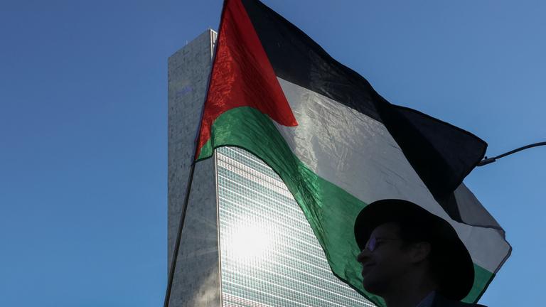 Pro-palästinensische Demonstranten versammeln sich vor dem Hauptquartier der Vereinten Nationen vor der 80. Generalversammlung am 18.09.2025 in New York City. 