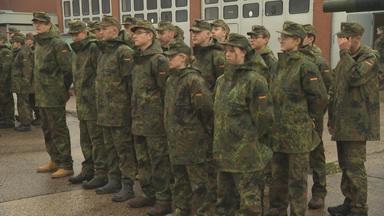Menschen in Bundeswehr-Uniform