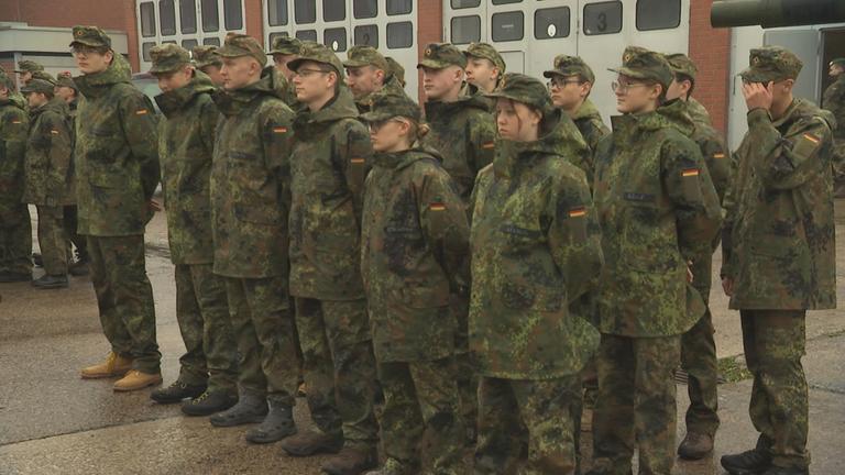 Menschen in Bundeswehr-Uniform