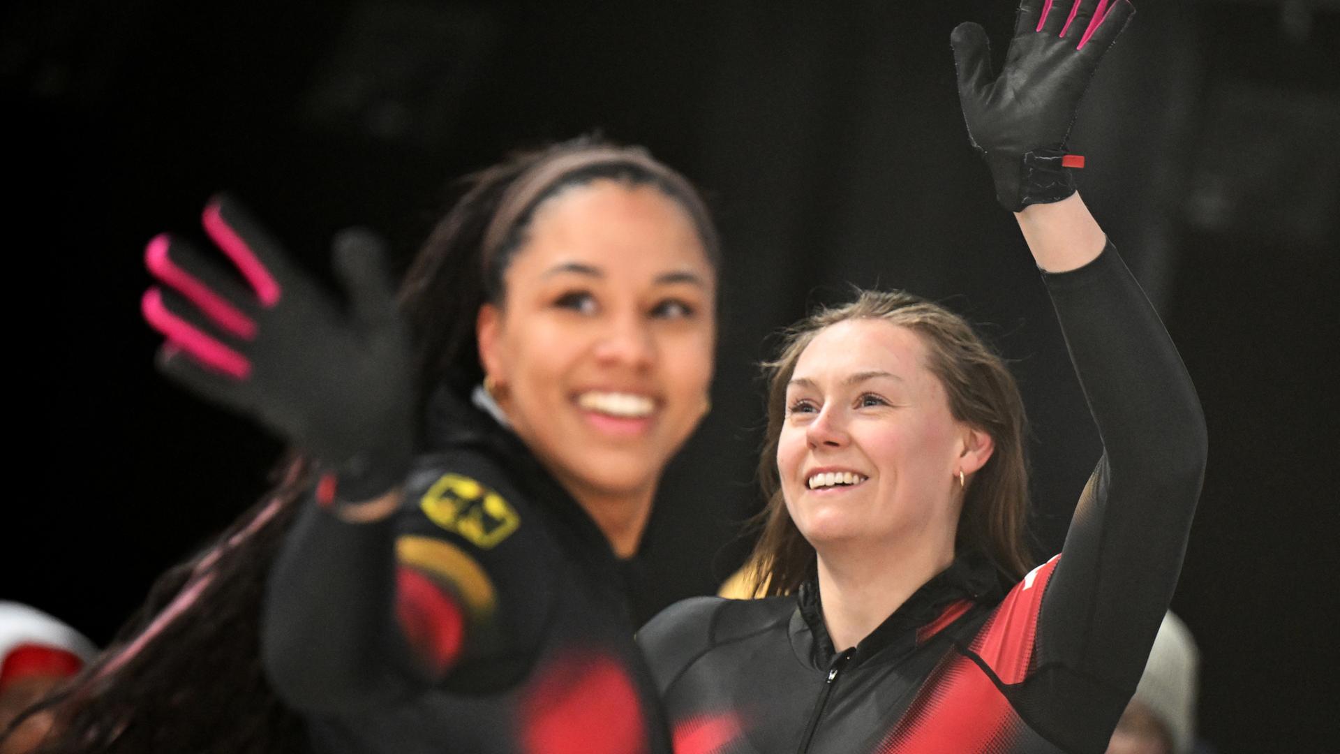 Pilotin Laura Nolte (rechts) und Anschieberin Deborah Levi nach dem dritten Lauf.