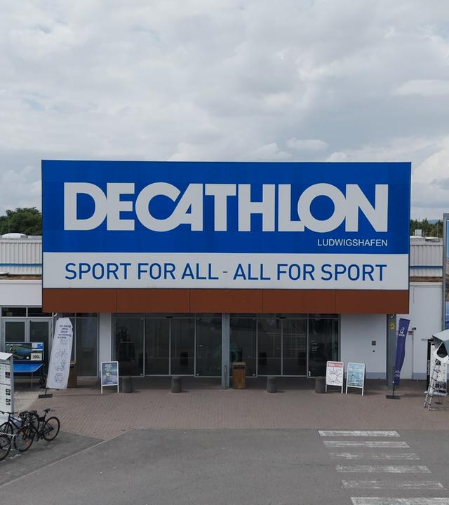 Blick auf den Eingang der Decathlon-Filiale in Ludwigshafen
