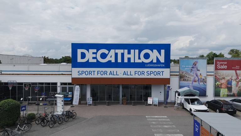 Blick auf den Eingang der Decathlon-Filiale in Ludwigshafen