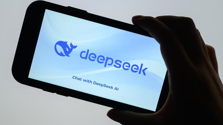 Das Logo des chinesischen KI-Start-ups DeepSeek ist auf einem Smartphone zu sehen.