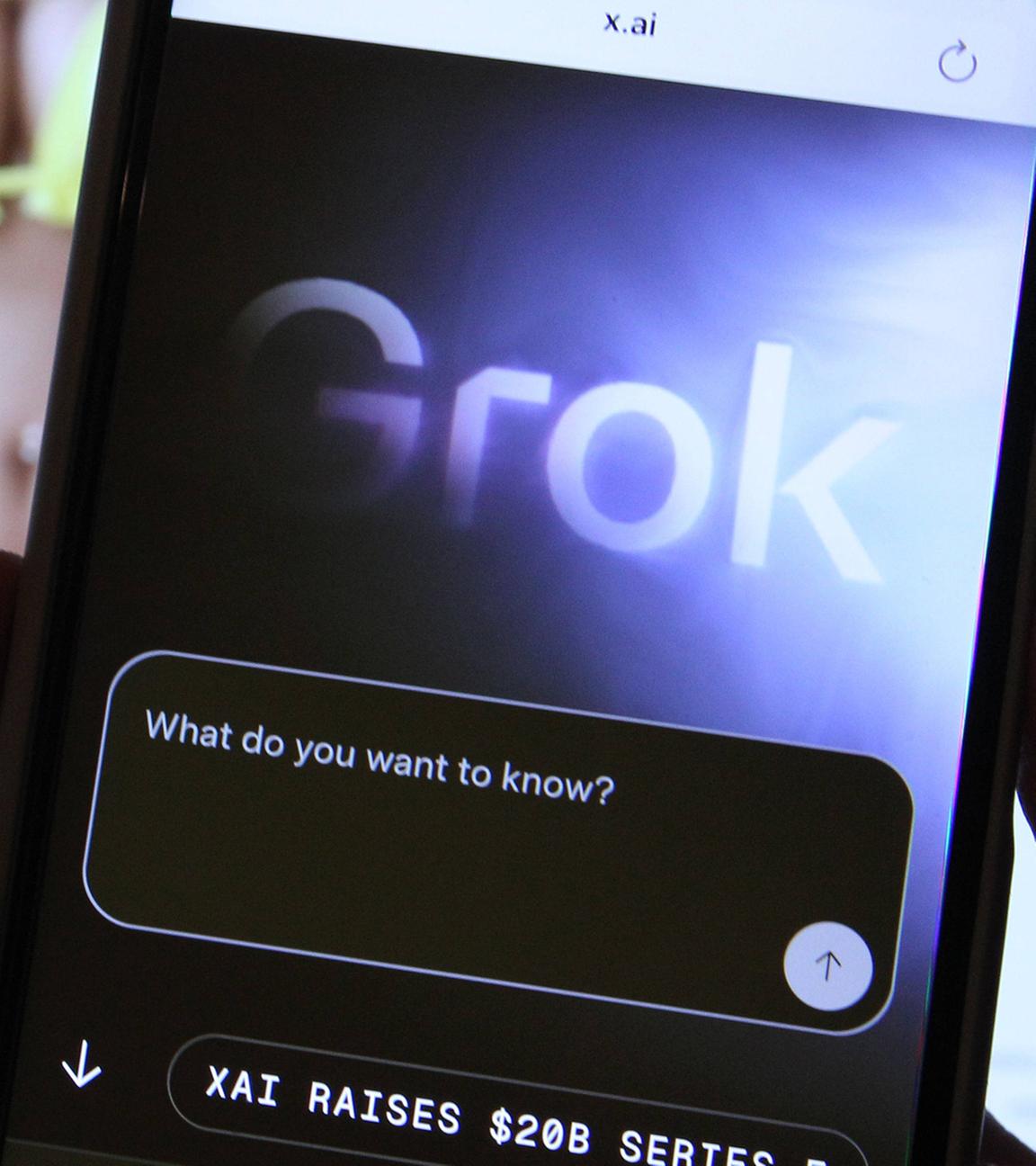 Auf einem Smartphone wurde der Chatbot Grok von Tech-Milliardär Elon Musk aufgerufen.