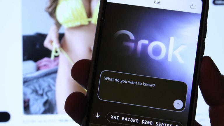 Auf einem Smartphone wurde der Chatbot Grok von Tech-Milliardär Elon Musk aufgerufen.