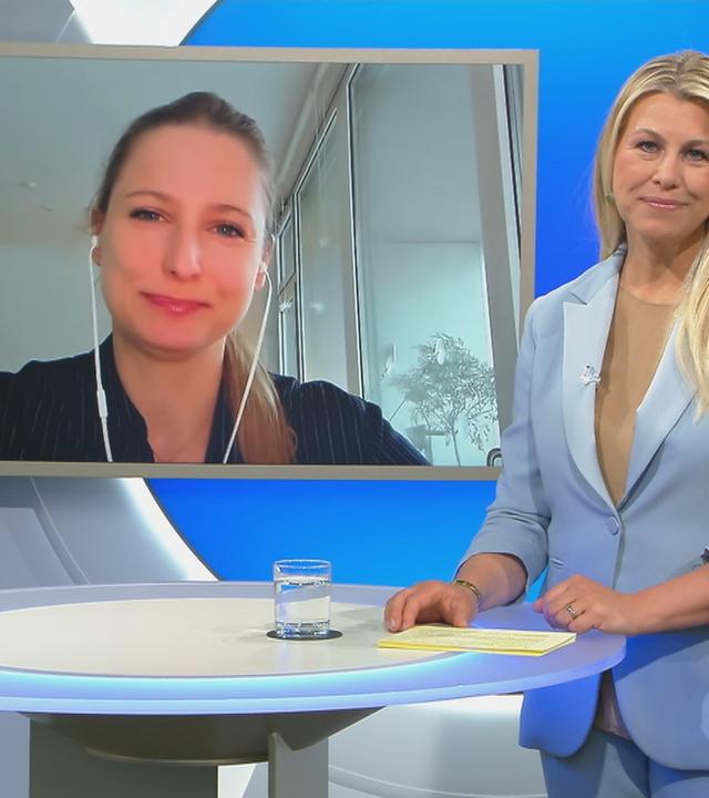 Nadine Krüger am Themenpult und Josephine Ballon auf dem Bildschirm zugeschaltet 