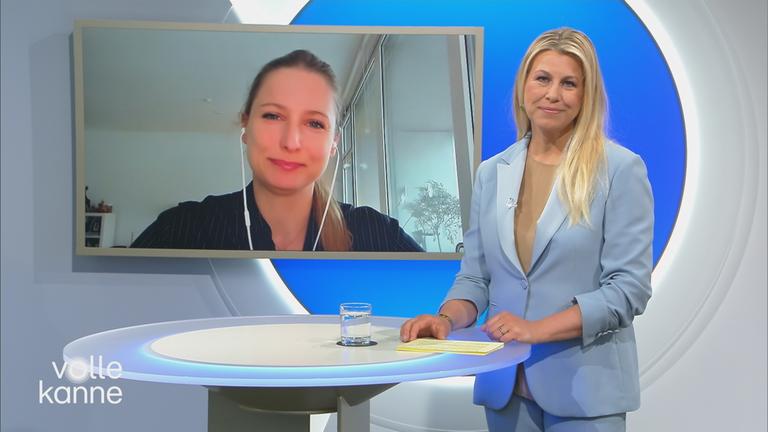 Nadine Krüger am Themenpult und Josephine Ballon auf dem Bildschirm zugeschaltet 