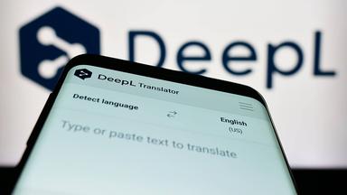 Logo der Firma Deepl ist auf Displays zu sehen. (Archiv)