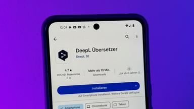 Die Übersetzer-App DeepL im App-Store auf einem Handy.