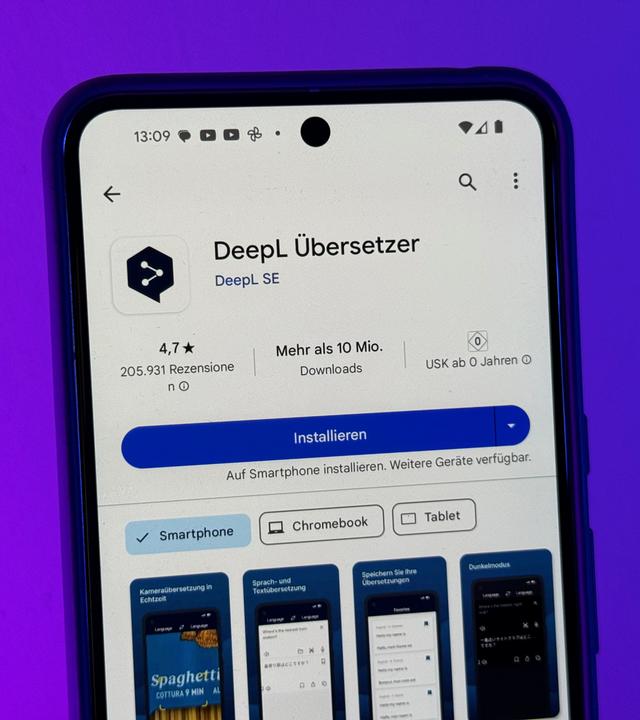 Die Übersetzer-App DeepL im App-Store auf einem Handy.