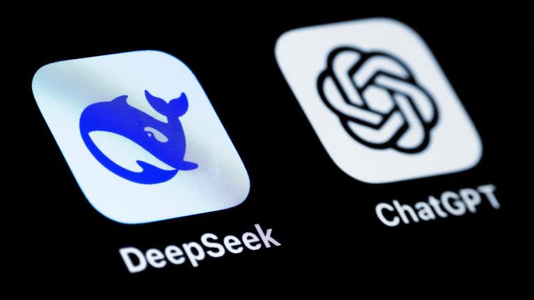 DeepSeek und ChatGPT Apps auf einem Smartphone