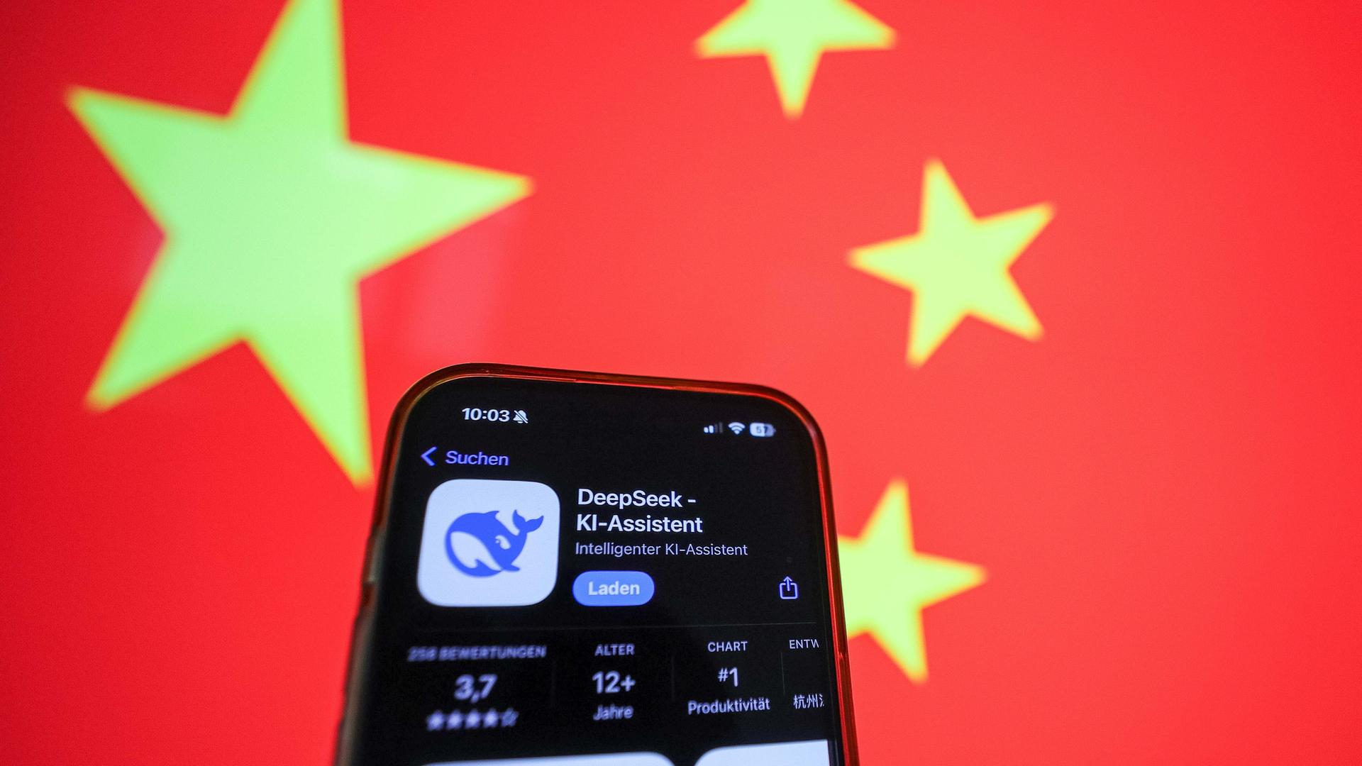 Die App des KI Anbieters DeepSeek auf einem Smartphone