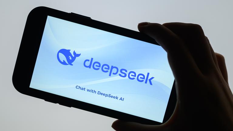 Das Logo des chinesischen KI-Start-ups DeepSeek ist auf einem Smartphone zu sehen