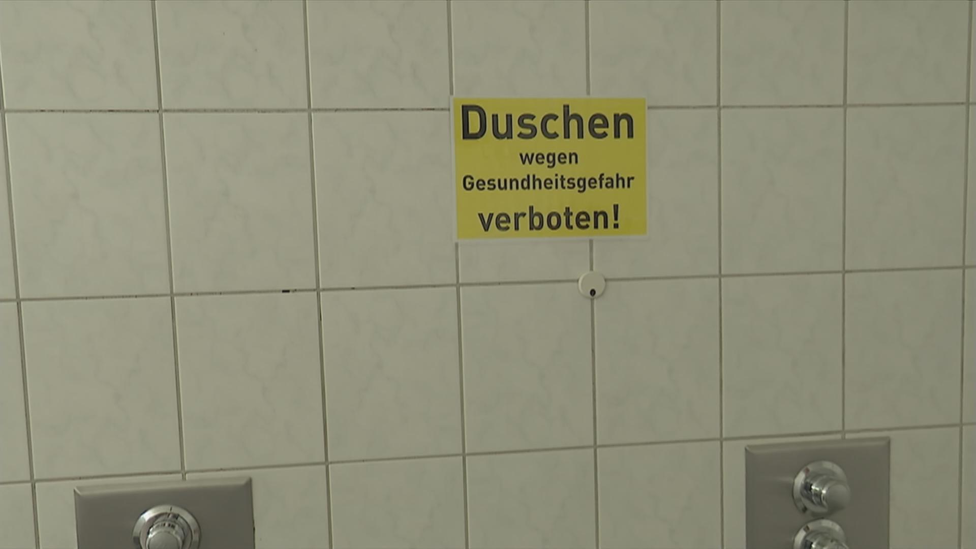Warnschild an einer Dusche
