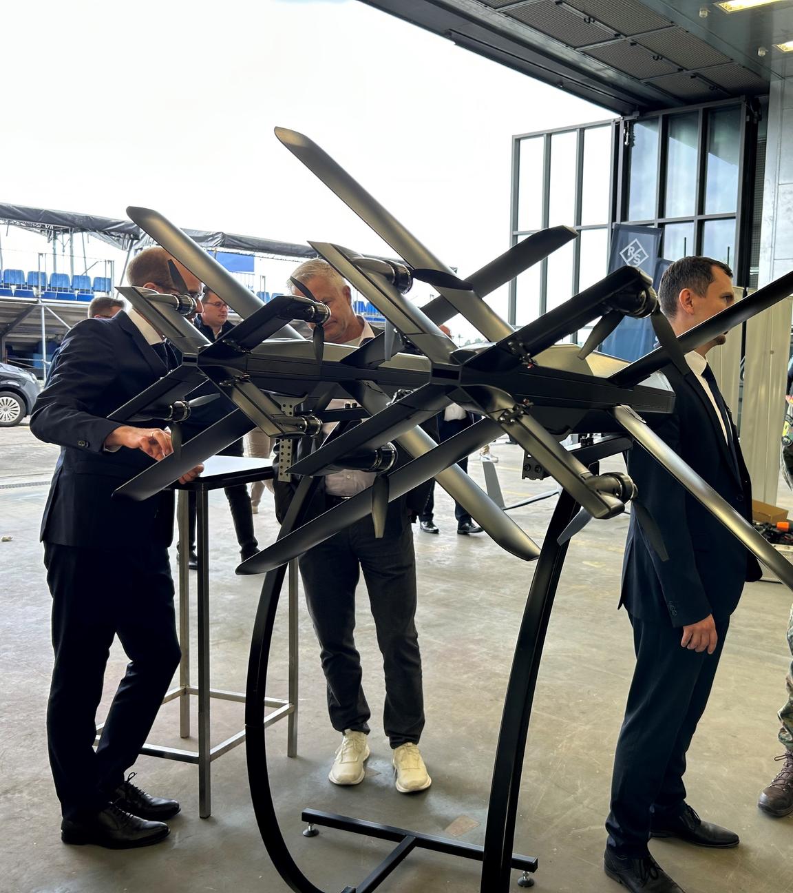 Eine Drohne ist auf dem Defence TechDay ausgestellt.