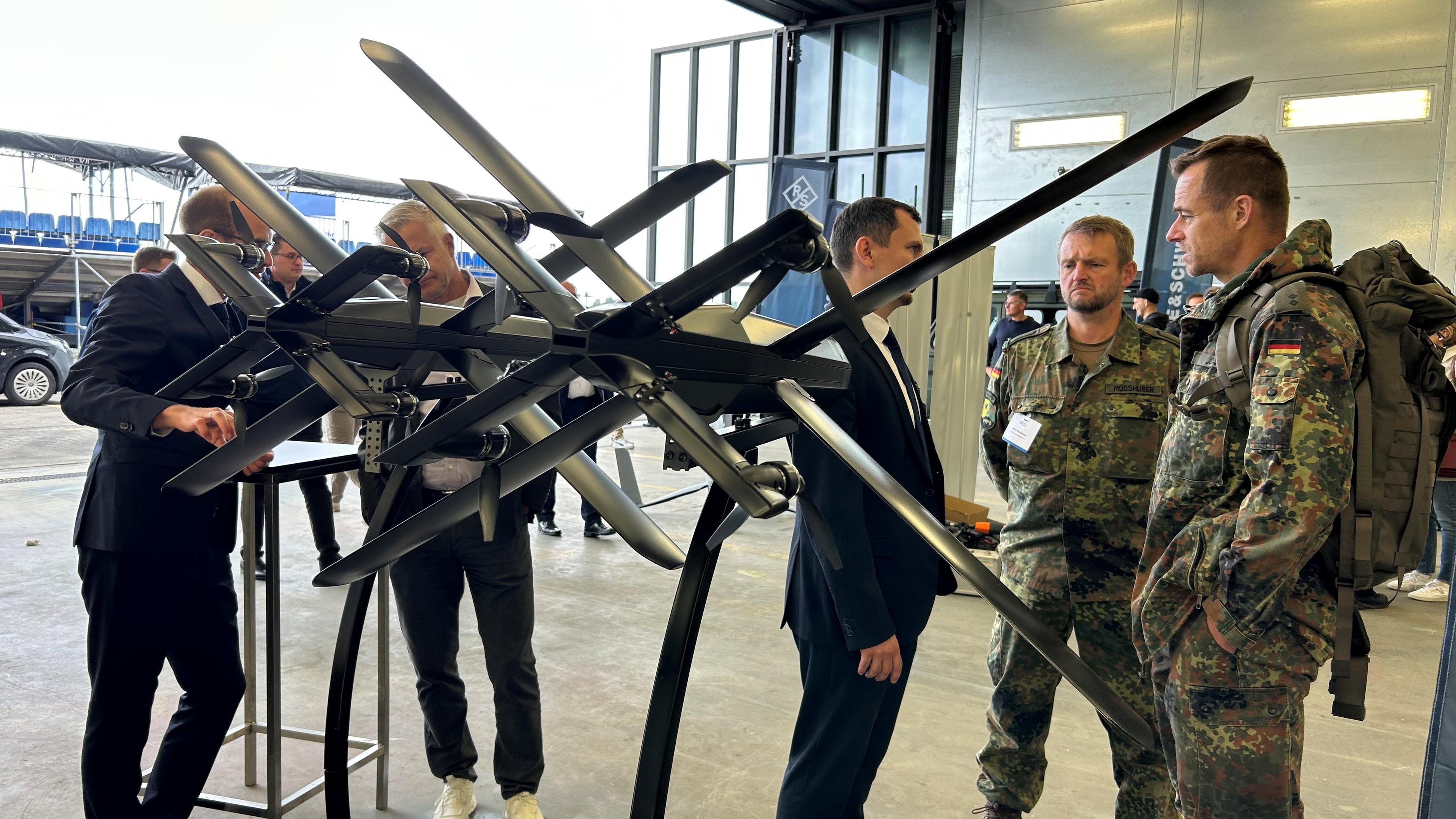 Eine Drohne ist auf dem Defence TechDay ausgestellt.