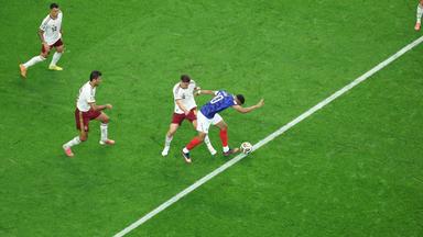 WM 2026: Spanien verteidigt mit drei Mann gegen Kylian Mbappé. Bild aus der Vogelperspektive.