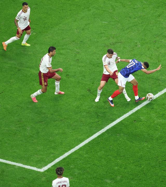WM 2026: Spanien verteidigt mit drei Mann gegen Kylian Mbappé. Bild aus der Vogelperspektive.