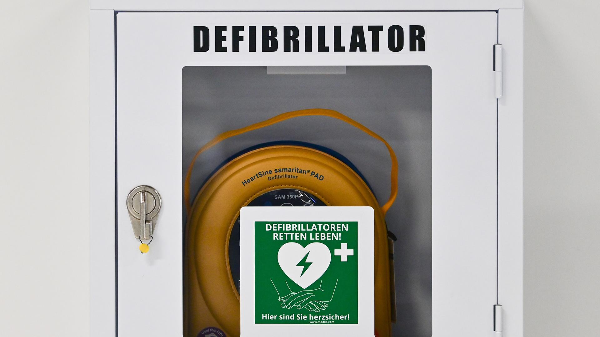 Ein Defibrillator hängt an einer Wand.