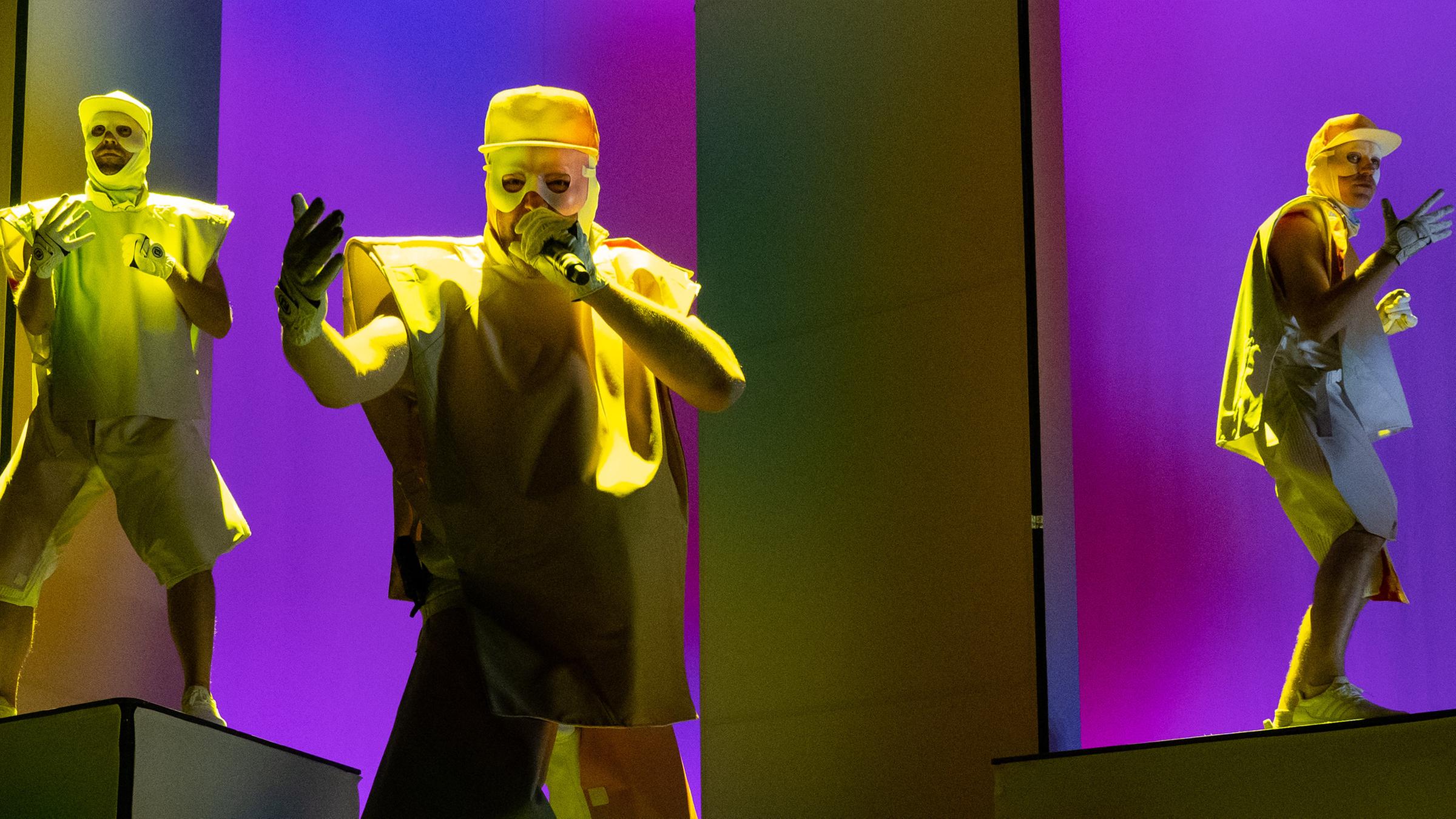 Philipp Grütering (M) von der Band Deichkind steht in der Olympiahalle auf der Bühne.