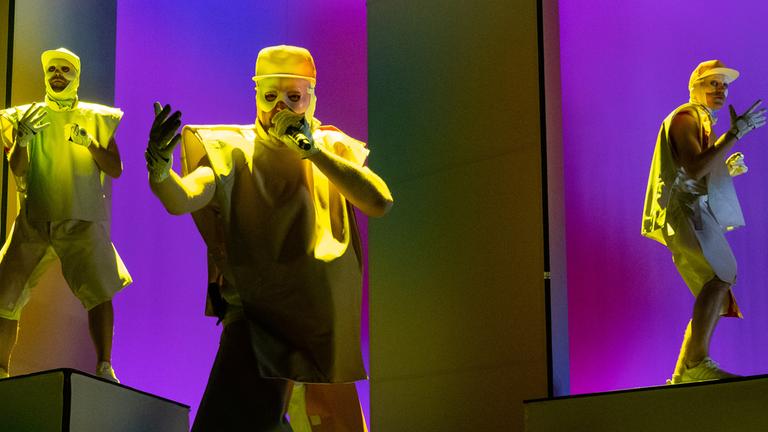 Philipp Grütering (M) von der Band Deichkind steht in der Olympiahalle auf der Bühne.