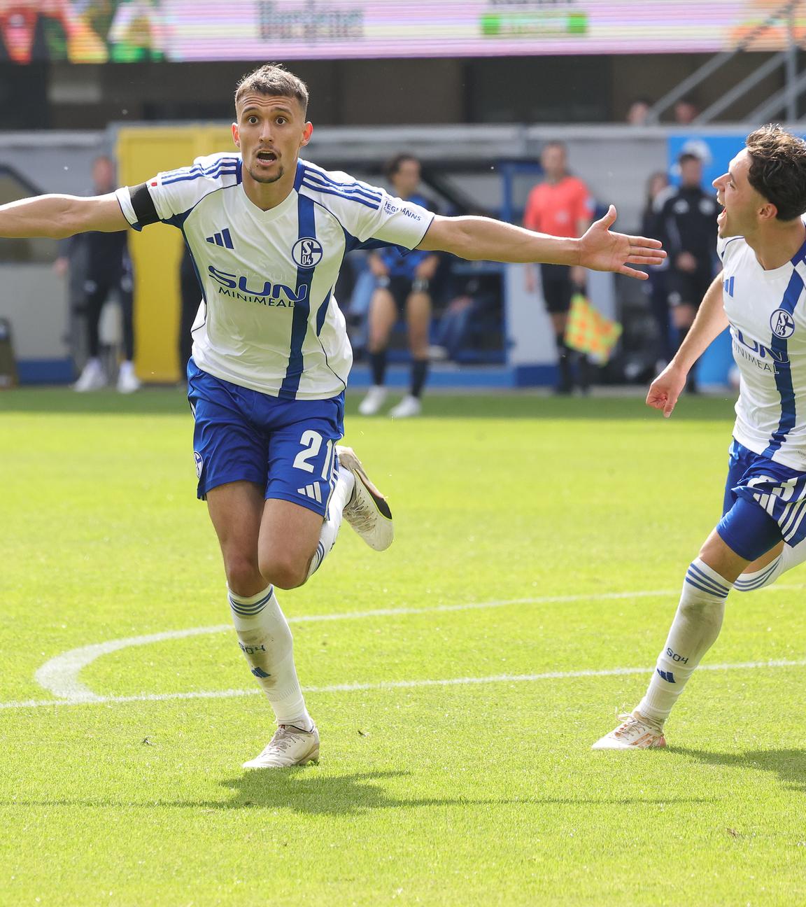 Dejan Ljubicic (FC Schalke 04) jubelt über das Tor für sein Team.