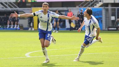 Dejan Ljubicic (FC Schalke 04) jubelt über das Tor für sein Team.
