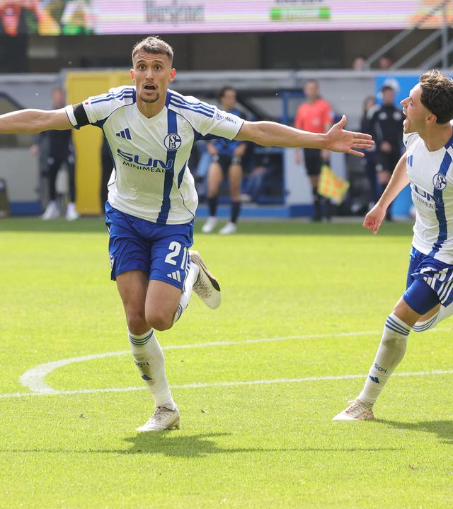 Dejan Ljubicic (FC Schalke 04) jubelt über das Tor für sein Team.