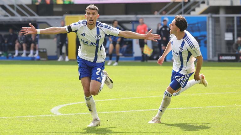 Dejan Ljubicic (FC Schalke 04) jubelt über das Tor für sein Team.