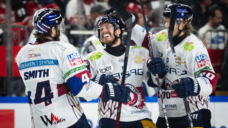 Berlins Adam Smith (l-r), Torschütze Ty Ronning und Korbinian Geibel.