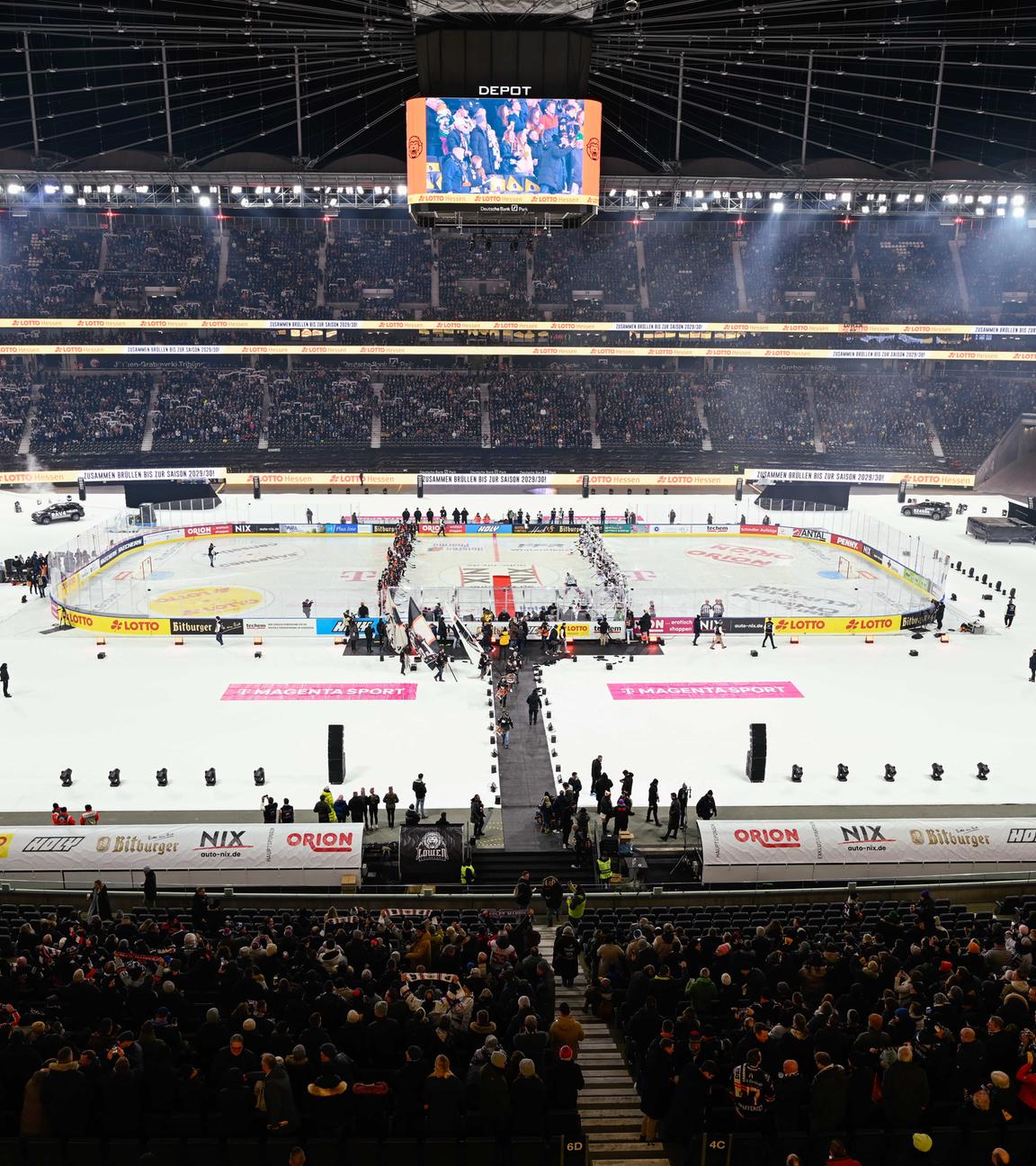 Das Frankfurter Stadion mit Eis statt Rasen.