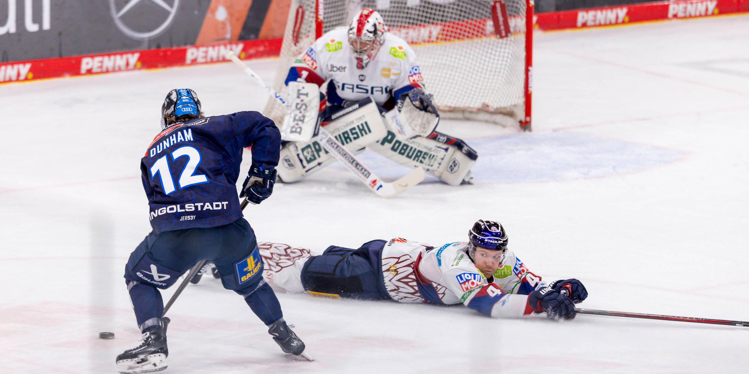 Noah Dunham (ERC Ingolstadt) schießt aufs Tor der Eisbären Berlin