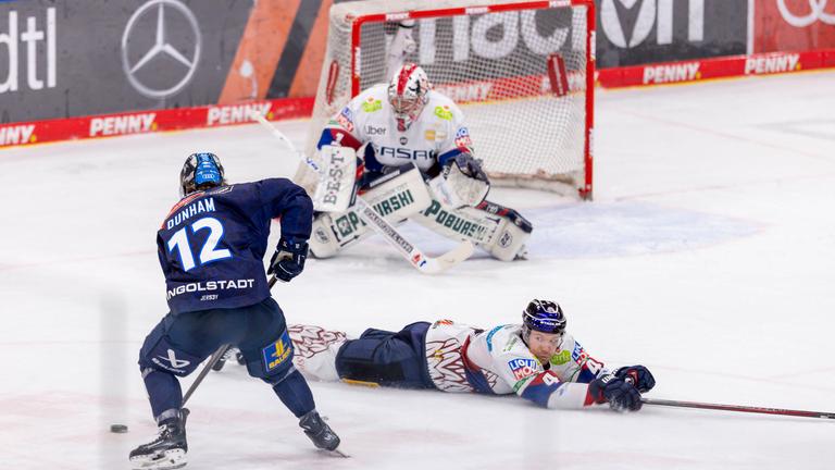 Noah Dunham (ERC Ingolstadt) schießt aufs Tor der Eisbären Berlin