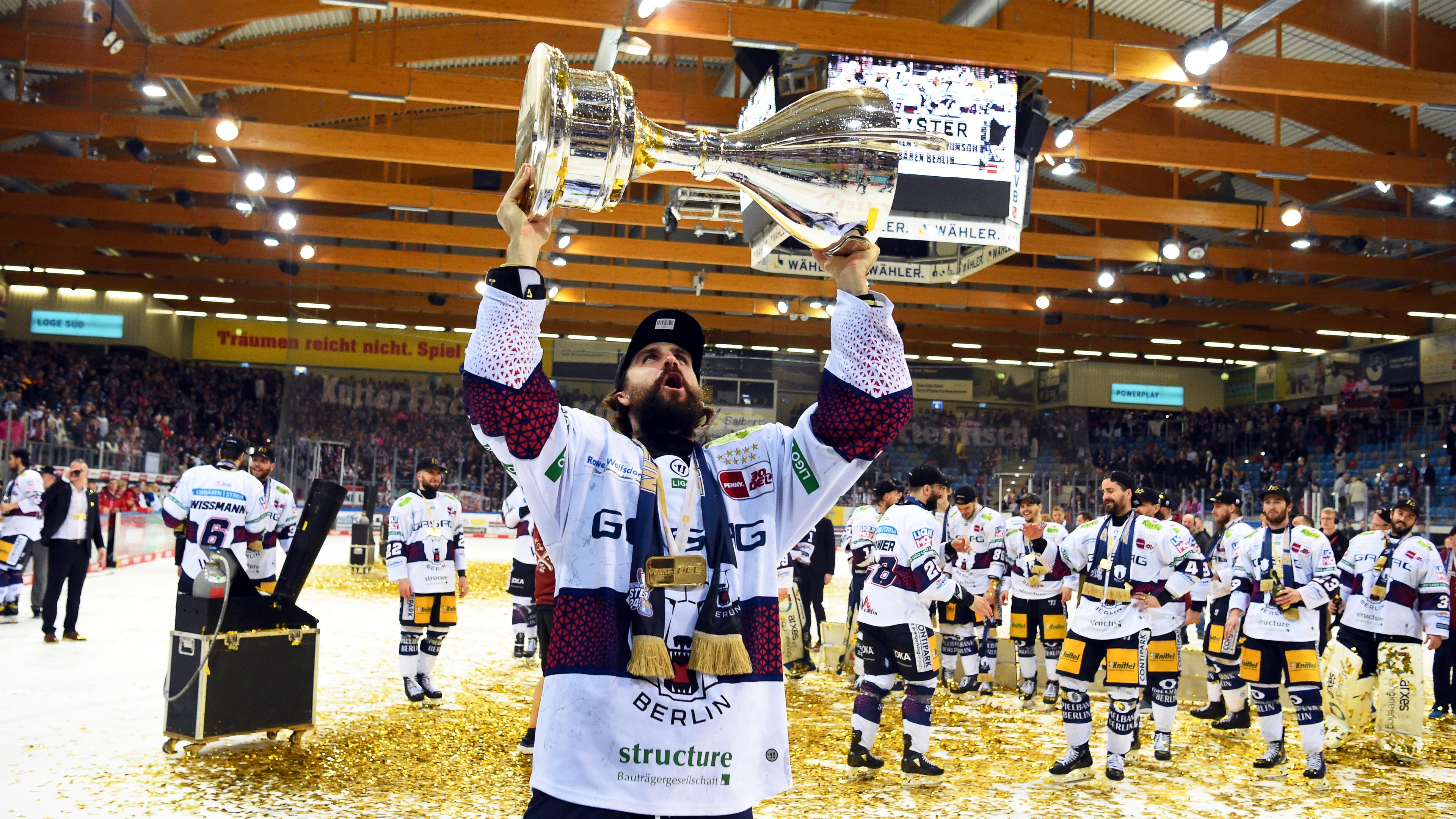 Pinguins Bremerhaven - Eisbären Berlin, DEL-Meisterschaftsrunde, Finale, 5. Spieltag: Berlins Yannick Veilleux jubelt nach dem 2:0-Sieg mit dem Meister-Pokal