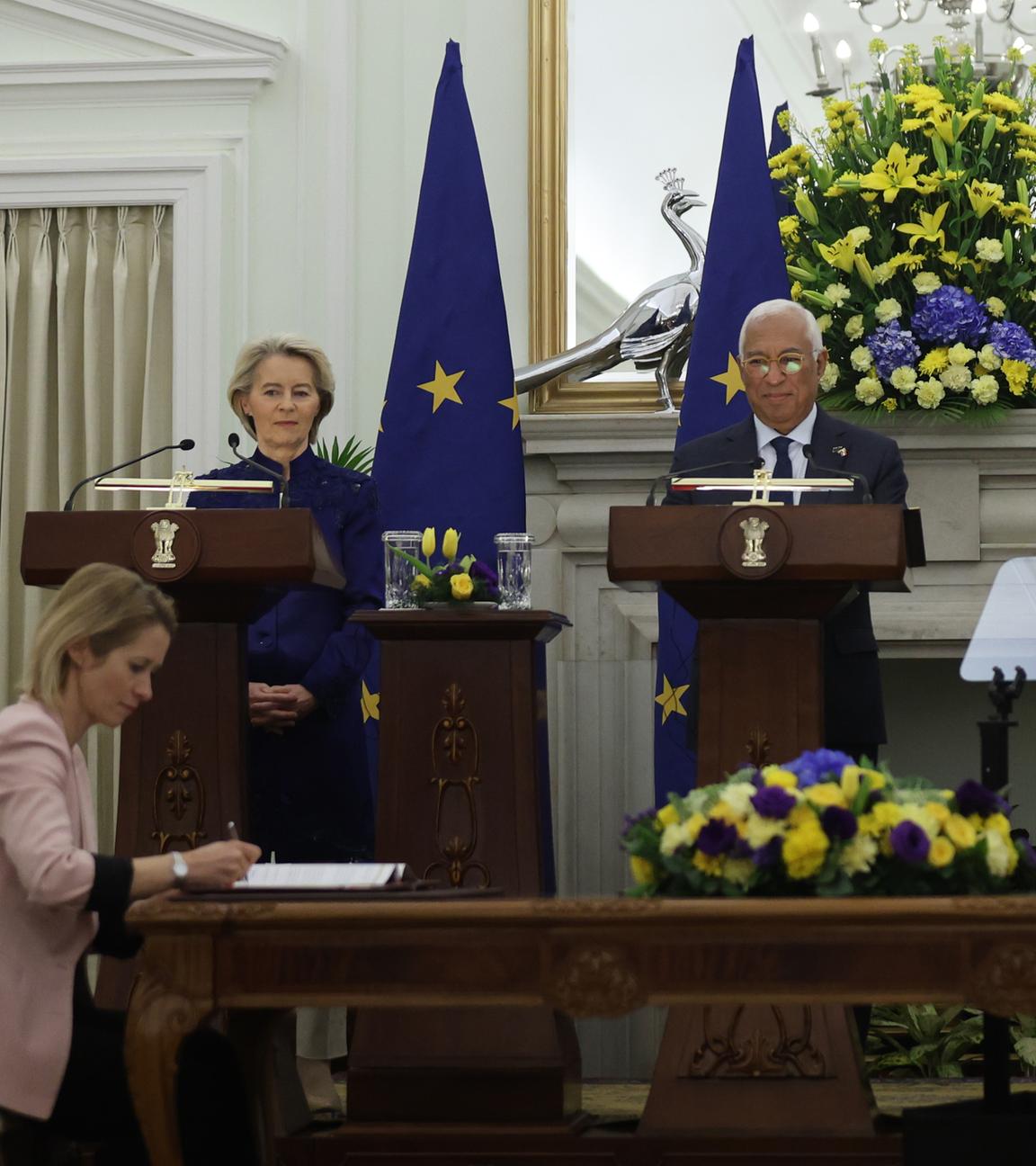 Ursula von der Leyen (L), President of the European Council Antonio Luis Santos da Costa (C) and Indian Prime Minister Narendra Modi (R) watch as Vice-President of the European Commission Kaja Kallas