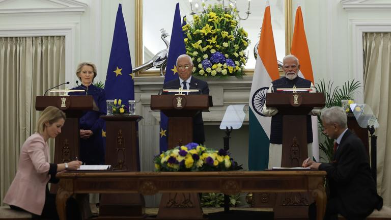 Ursula von der Leyen (L), President of the European Council Antonio Luis Santos da Costa (C) and Indian Prime Minister Narendra Modi (R) watch as Vice-President of the European Commission Kaja Kallas