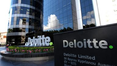 Zu sehen ist die Front des Firmensitzes der Finanzberatung Deloitte auf Zypern.