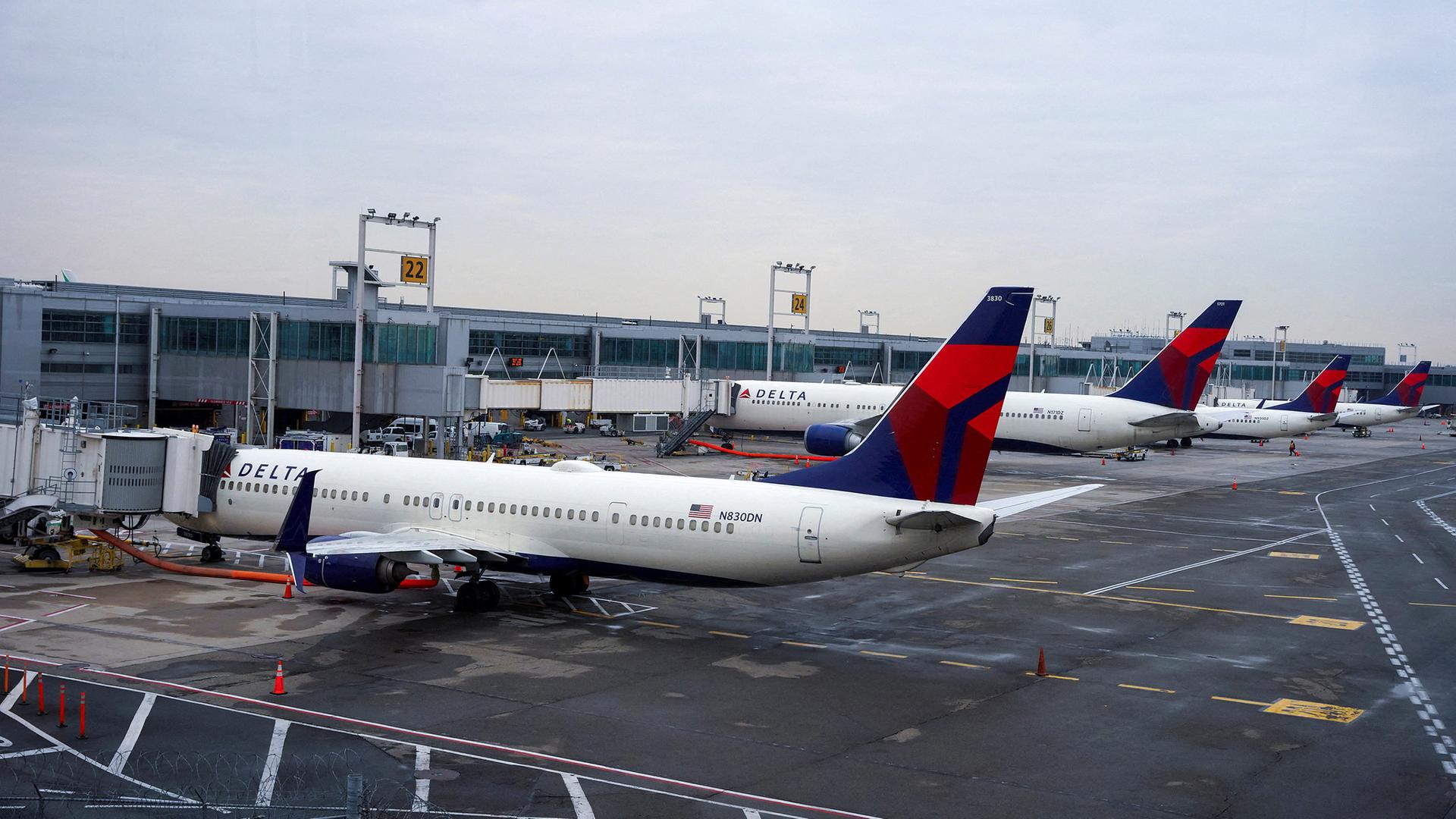 USA, New York: Flugzeuge stehen an Gates des John F. Kennedy International Airports.