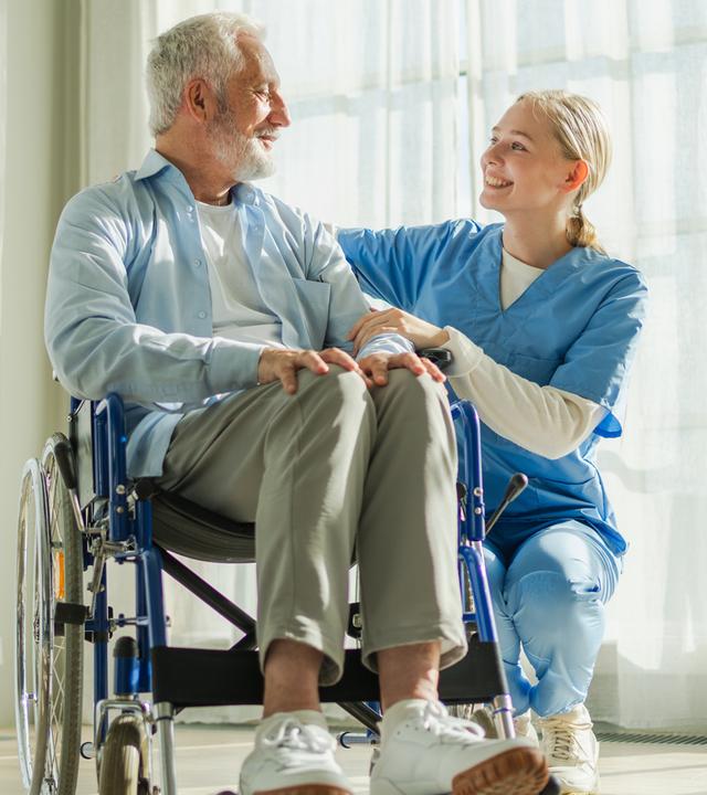 An Demenz erkrankter Mann in einem Pflegeheim