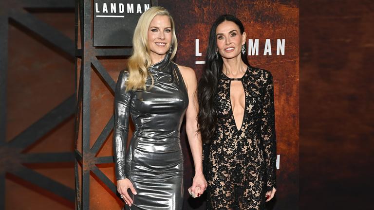 Im schwarzen Spitzenkleid mit tiefem Ausschnitt zog Schauspielerin Demi Moore in New York alle Blicke auf sich. Mit Ali Larter feierte sie die Premiere des Films "Landman". (12.11.2025)