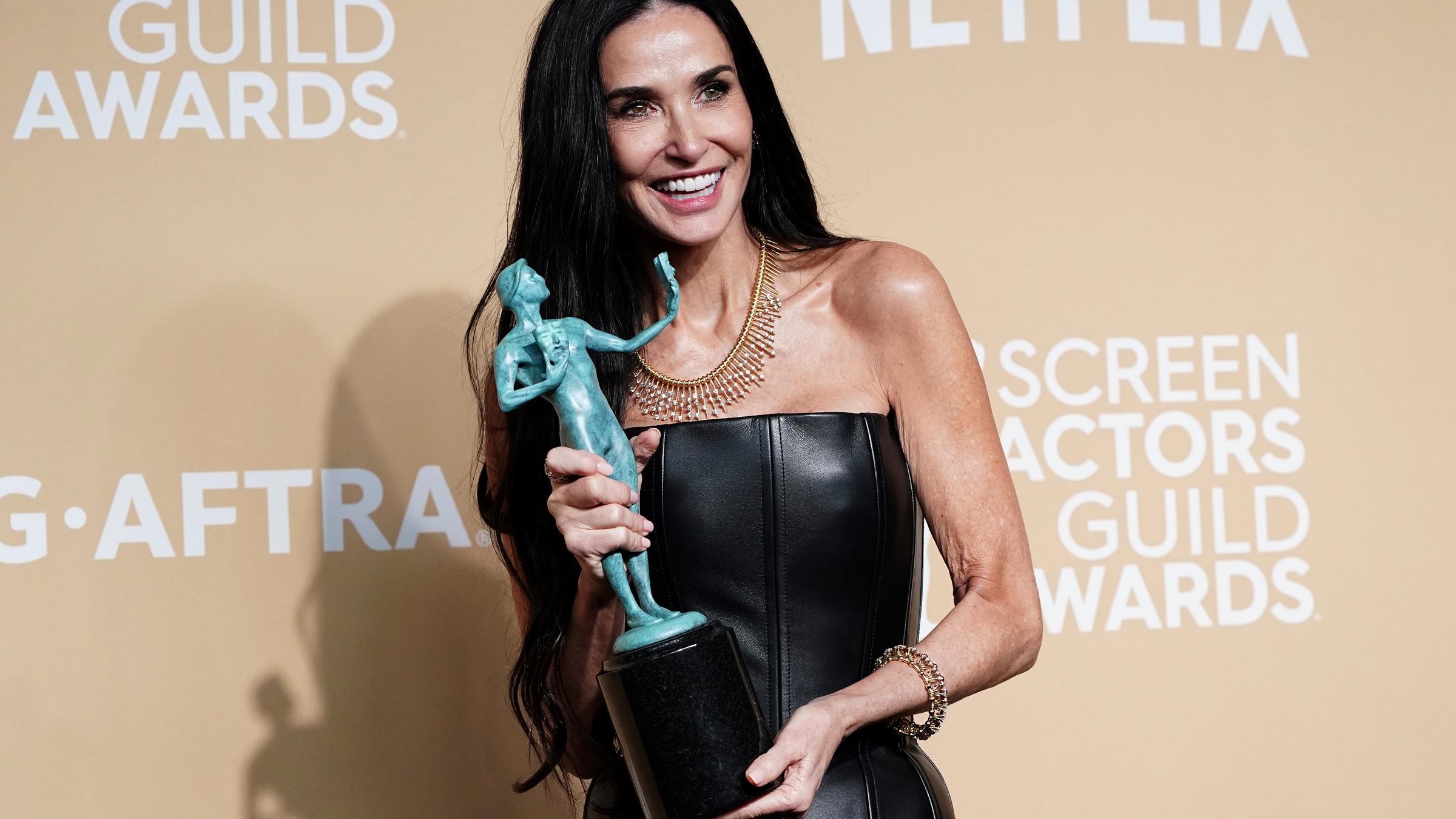 Demi Moore auf dem Weg Richtung Oscar. Als beste Hauptdarstellerin durfte sie eine Trophäe bei den SAG-Awards entgegennehmen. Die gelten als Gradmesser für die Oscar-Verleihung. (24.02.2025)