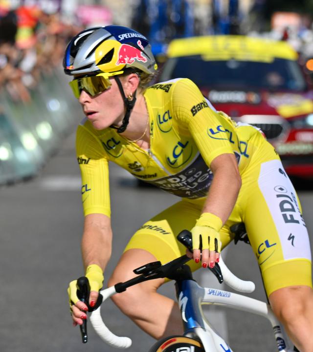 Demi Vollering fährt bei der 9. Etappe der Tour de France Femmes.