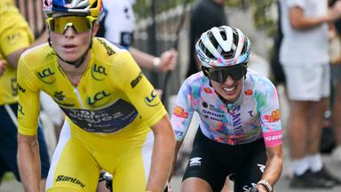 Demi Vollering im Gelben Trikot und Katarzyna Niewiadoma fahren während der letzten Etappe der Tour de France Femmes.