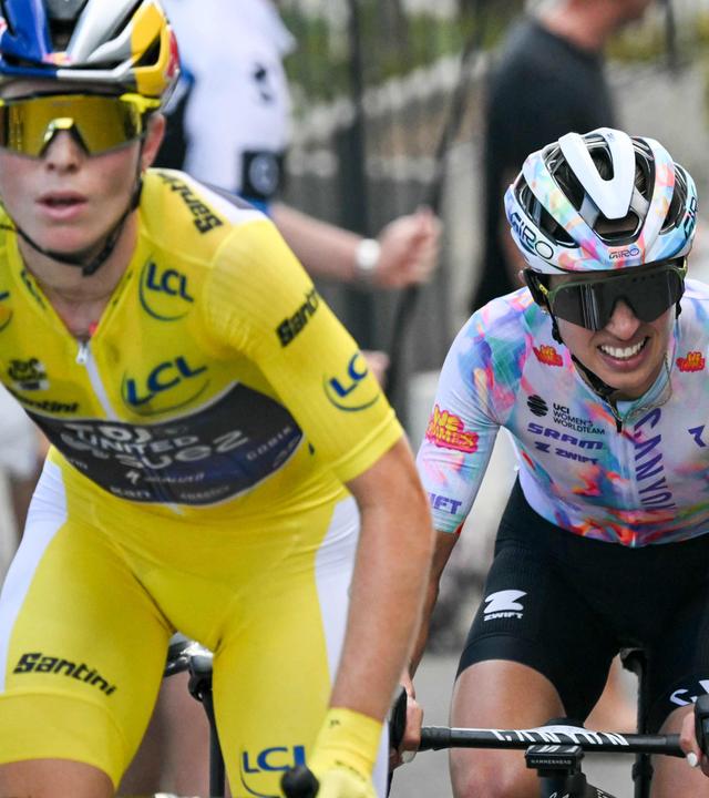 Demi Vollering im Gelben Trikot und Katarzyna Niewiadoma fahren während der letzten Etappe der Tour de France Femmes.