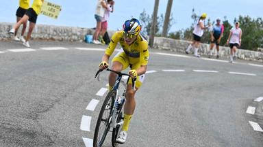Demi Vollering im Gelben Trikot fährt während der 9. und letzten Etappe der Tour de France Femmes.