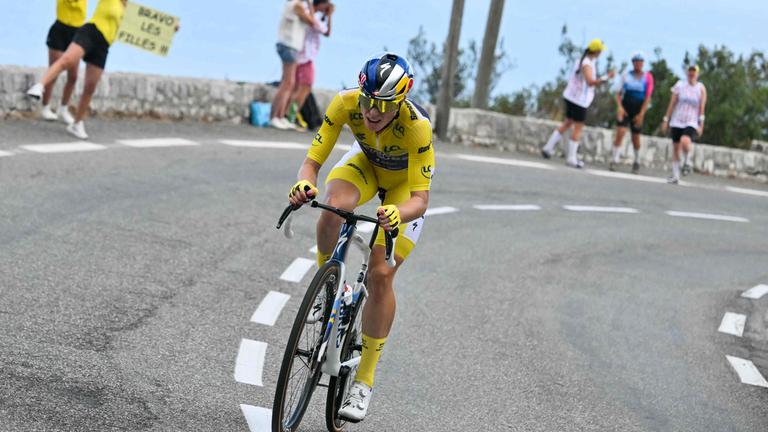 Demi Vollering im Gelben Trikot fährt während der 9. und letzten Etappe der Tour de France Femmes.